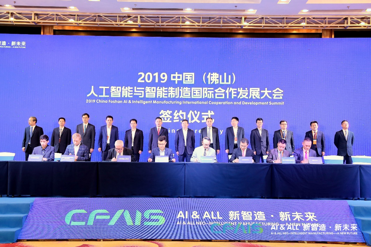 圖為項目簽約現場，左起：微軟IAMCP大中華區主席吳國聲先生、北京火花無限科技有限公司總裁崔強先生、一國兩制研究中心總裁張志剛先生、佛山中發科創科技服務有限公司董事長夏雷先生、佛山中國發明成果轉化研究院常務副院長王富濤先生。